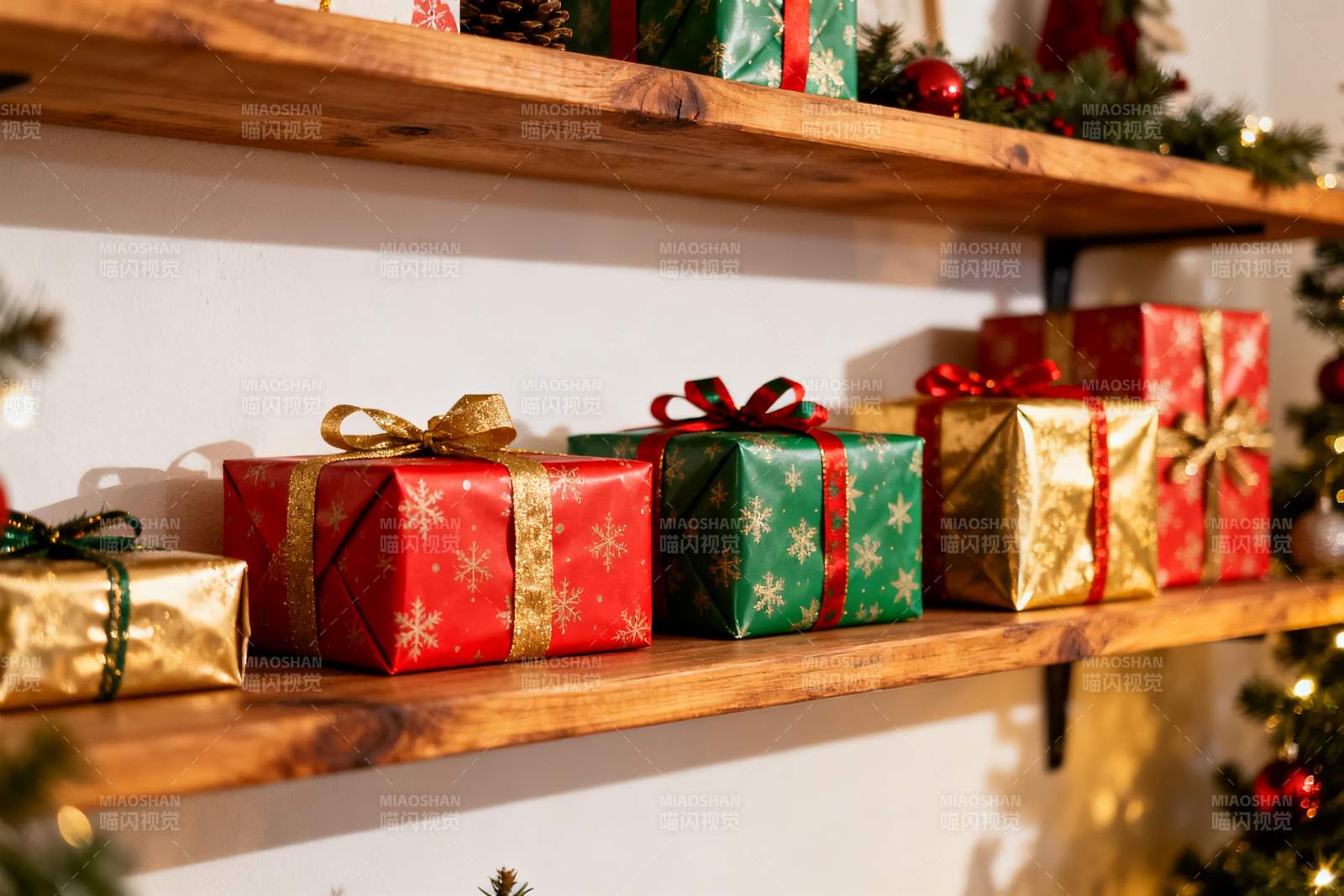 节日礼物摆放在木质架子上图片