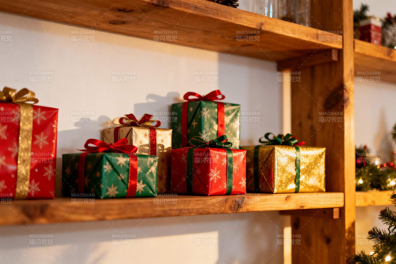 节日礼物盒摆放在木质架子上图片