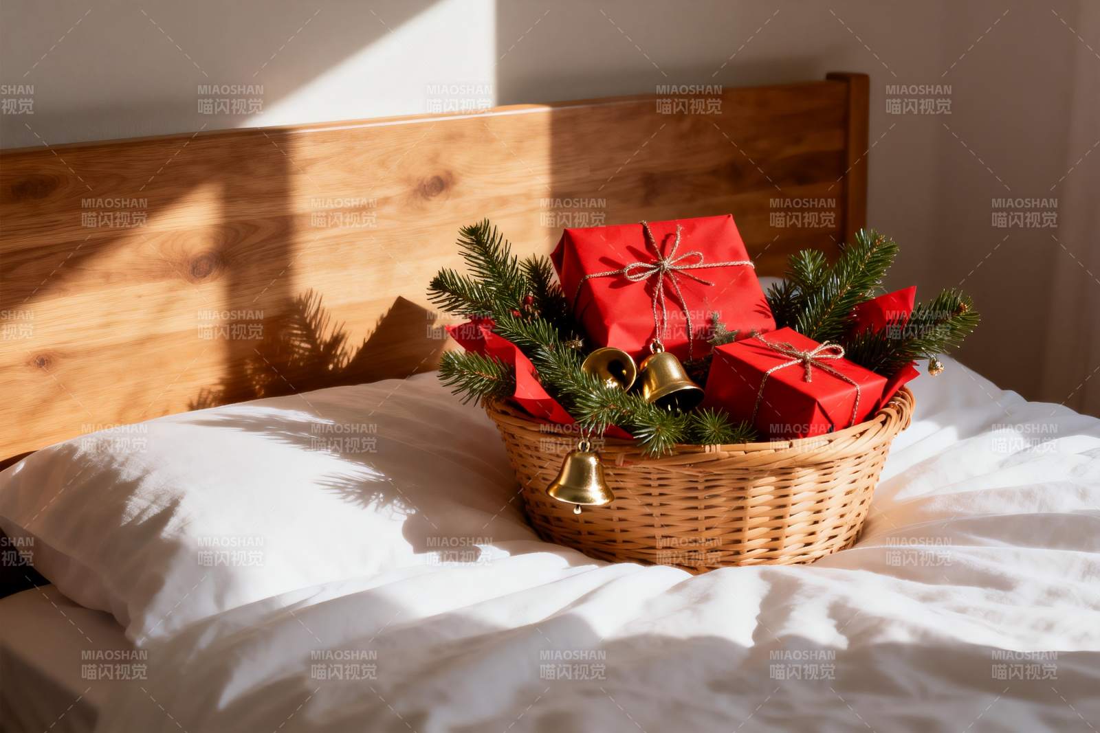 床头篮装圣诞礼物与松枝图片