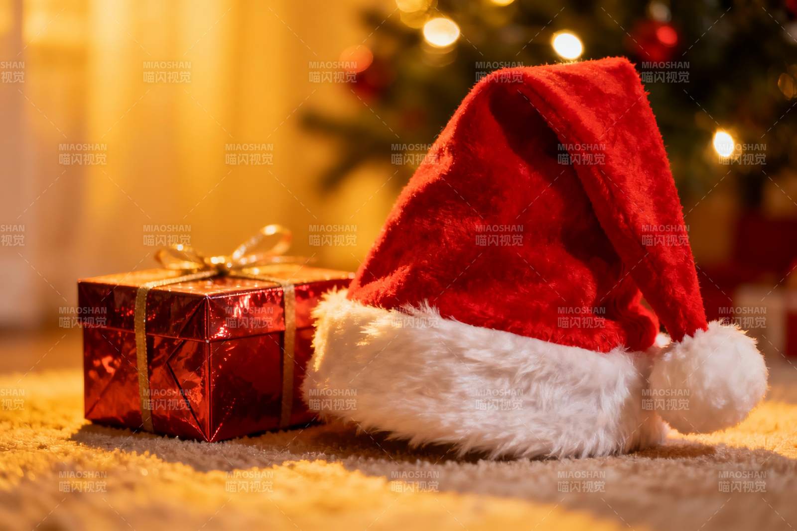 圣诞帽与礼盒温馨节日场景图片