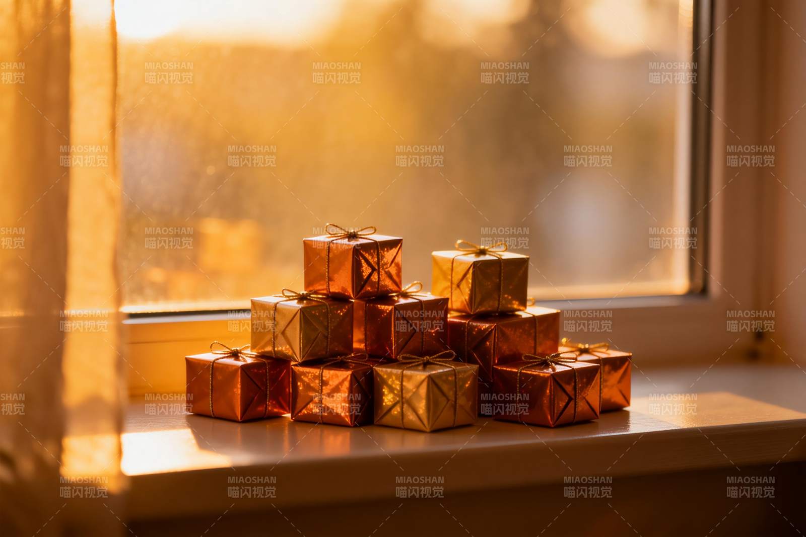 窗台金色礼盒堆叠光影图片