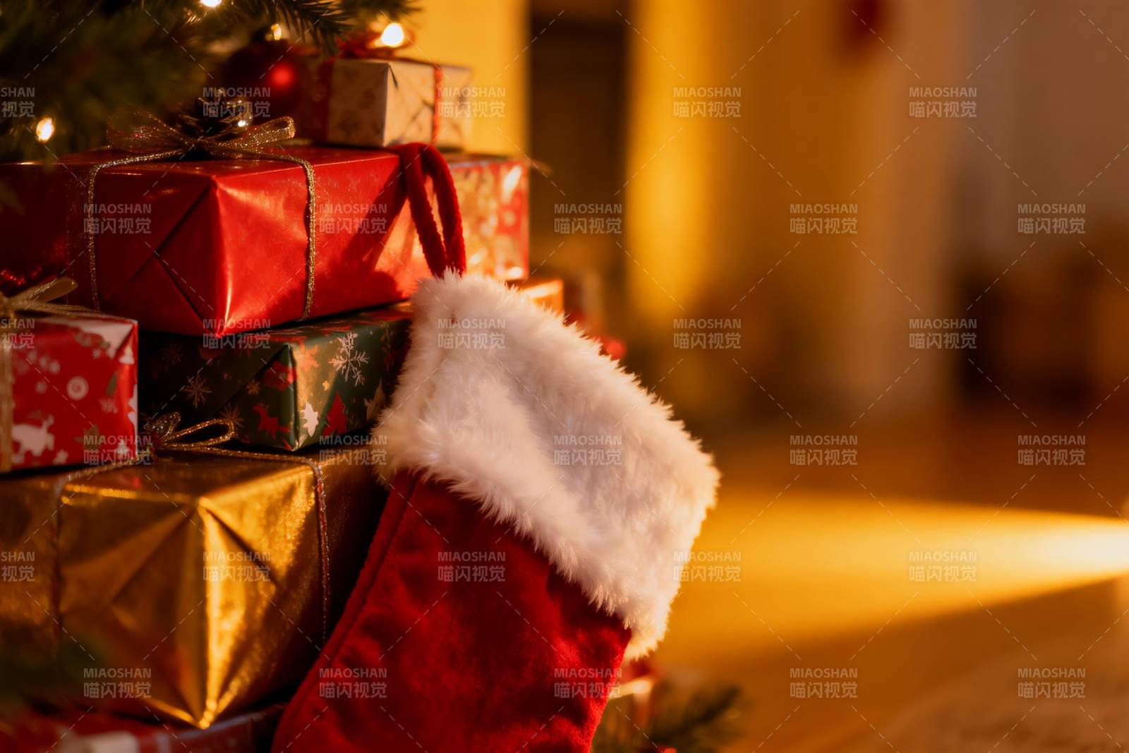 圣诞树下礼物袜子温馨场景图片