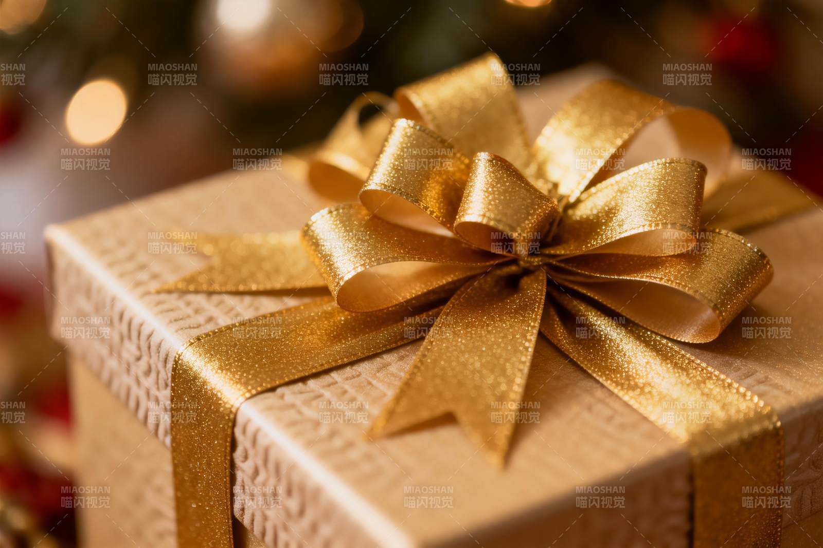 金色礼盒配华丽蝴蝶结图片