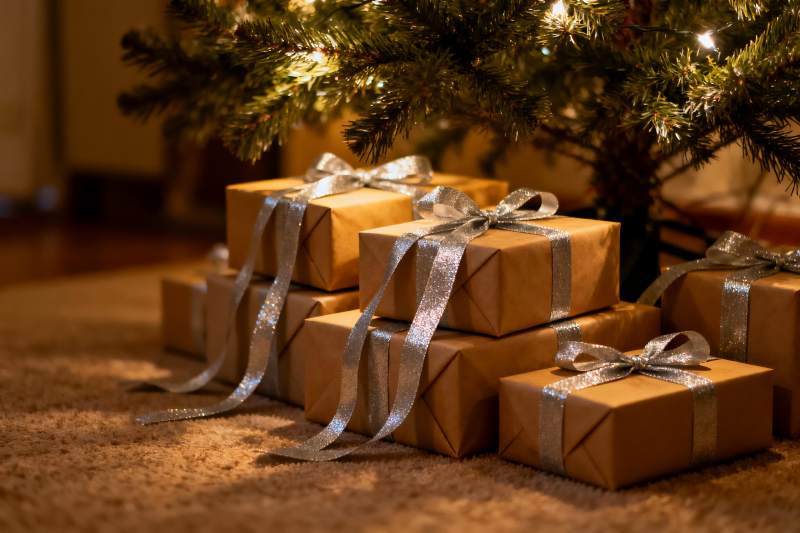 圣诞树下礼物盒温馨场景图片
