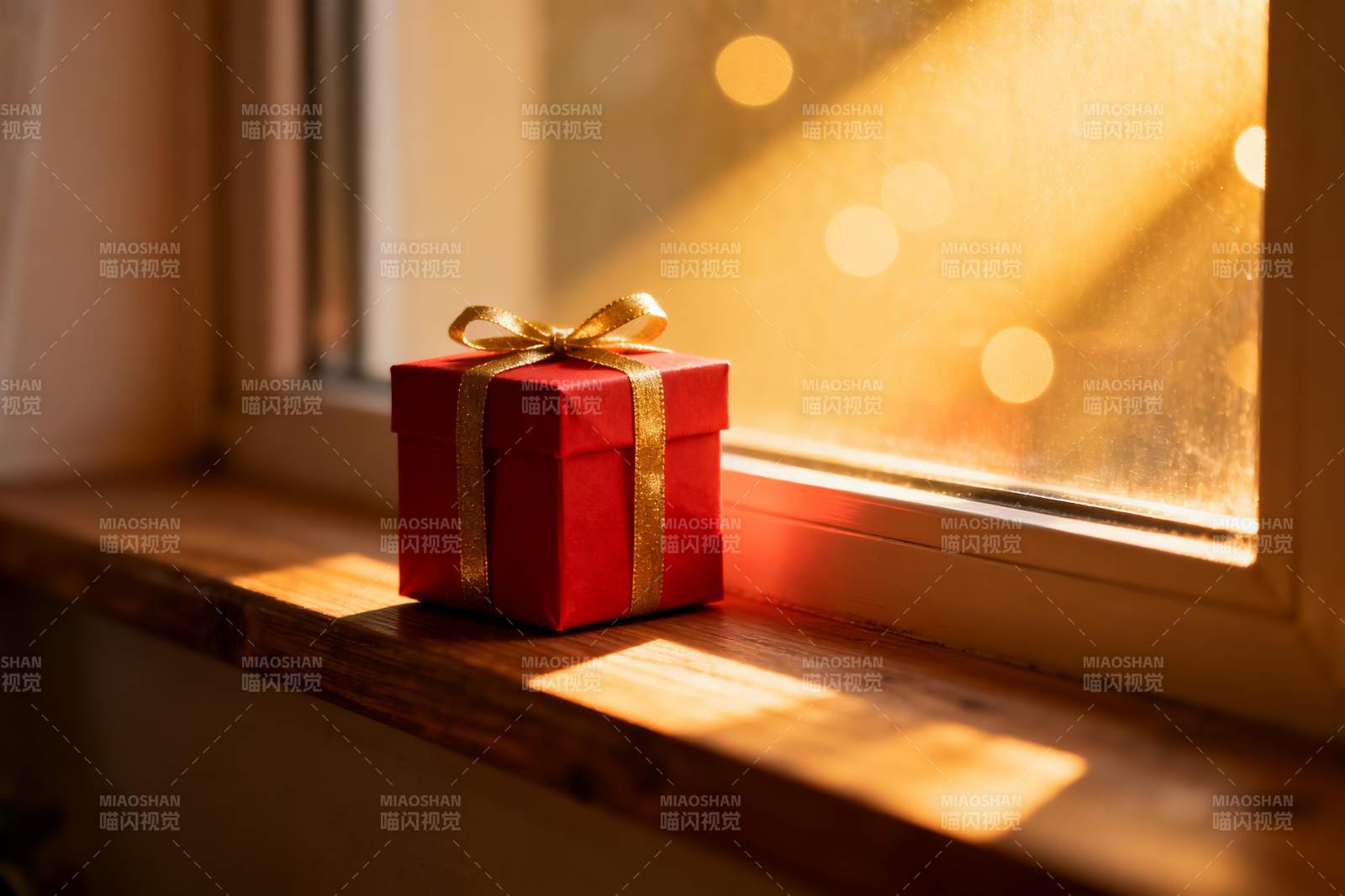 阳光窗台上的红色礼盒图片