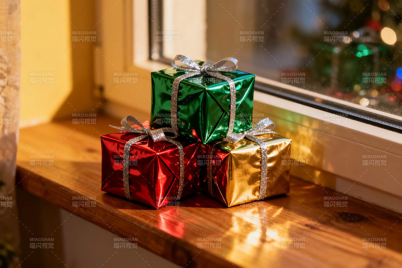 窗台三礼盒光影交错图片