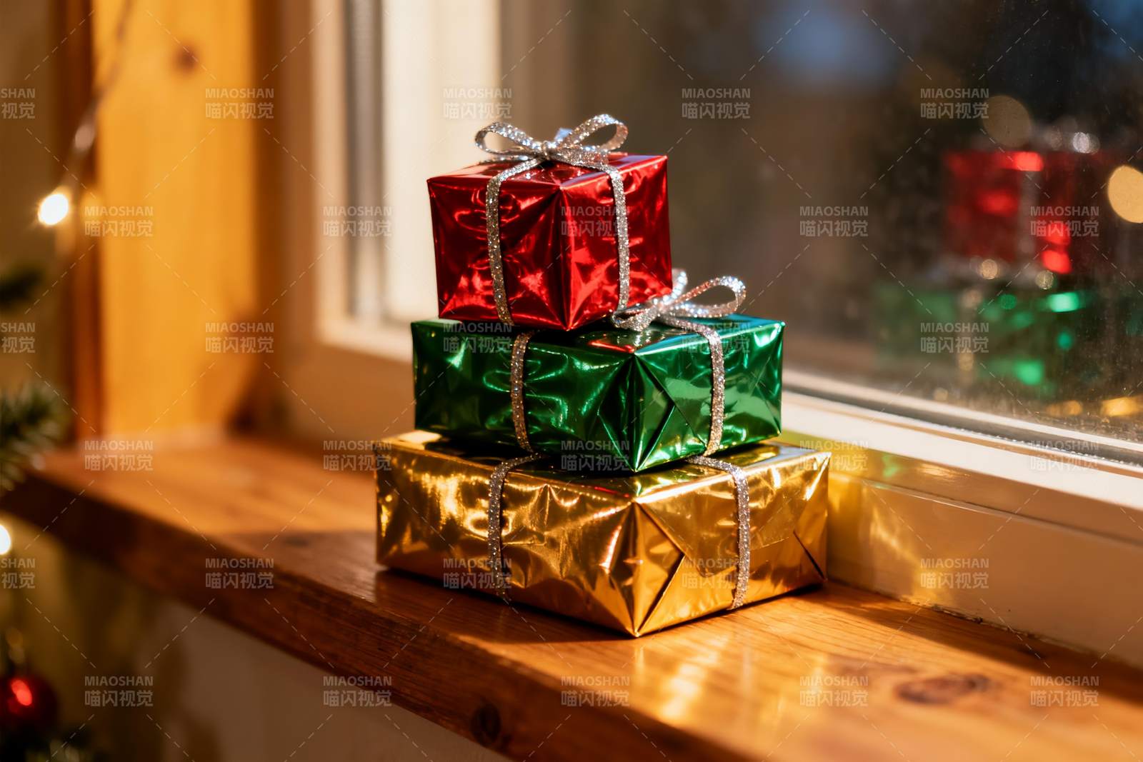 窗台三礼盒节日氛围温馨图片