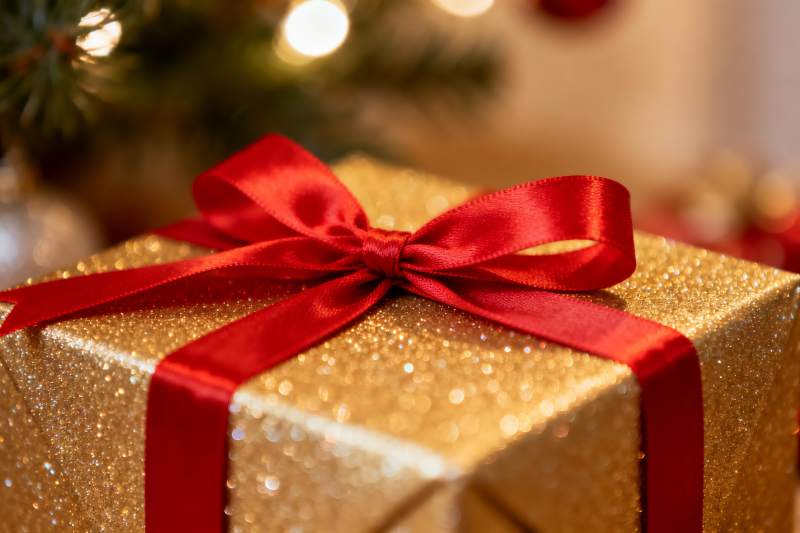 金色礼盒配红色丝带节日礼物图片