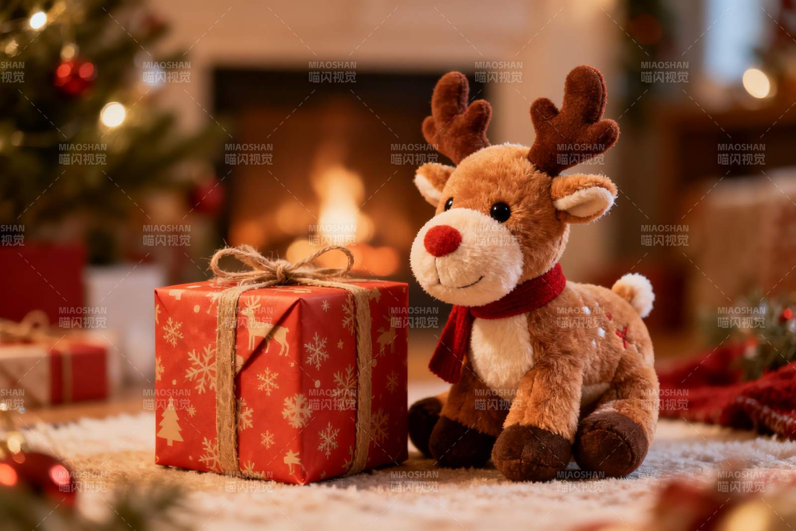 圣诞鹿玩偶与礼物盒温馨场景图片