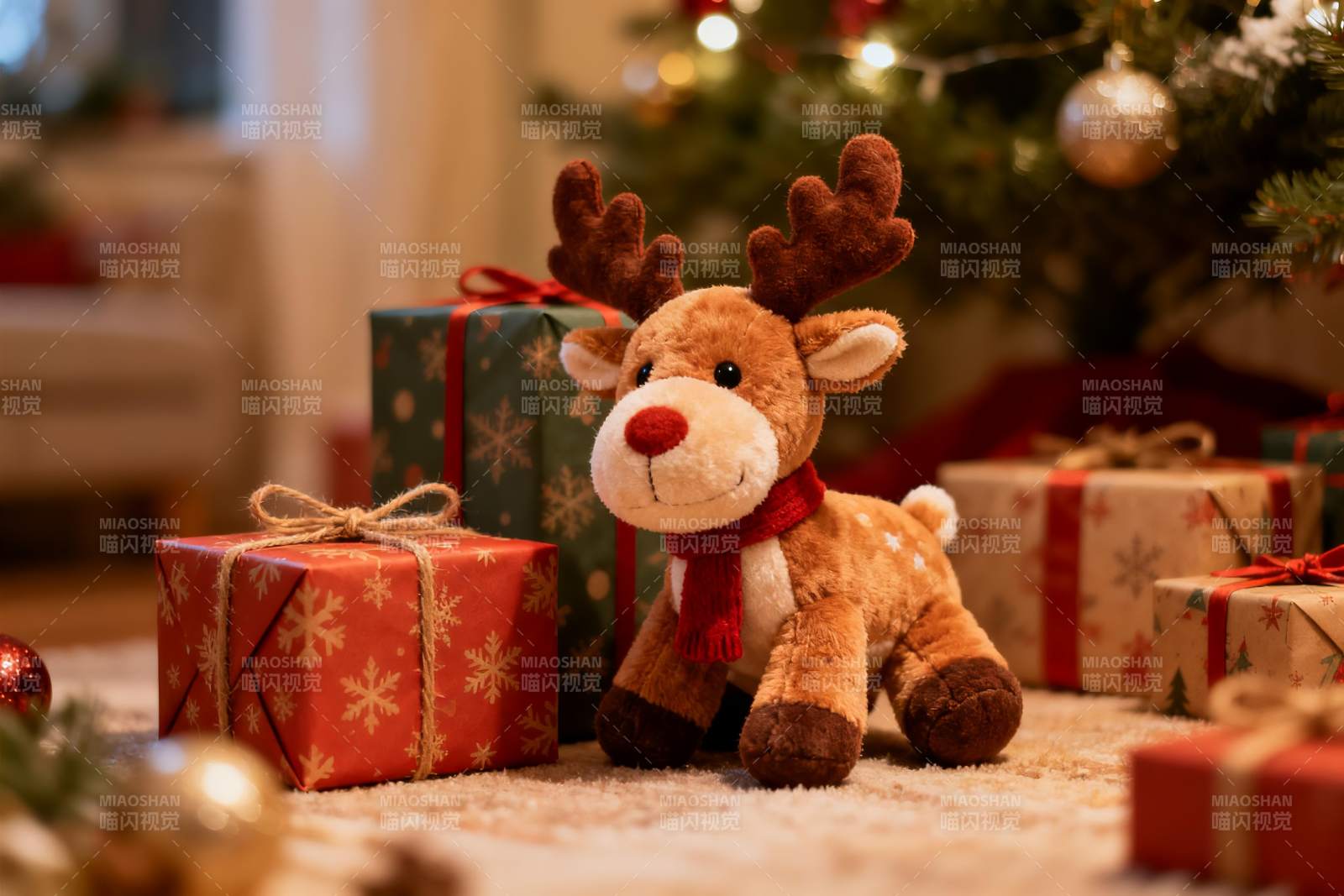 圣诞树下毛绒玩具与礼物盒图片