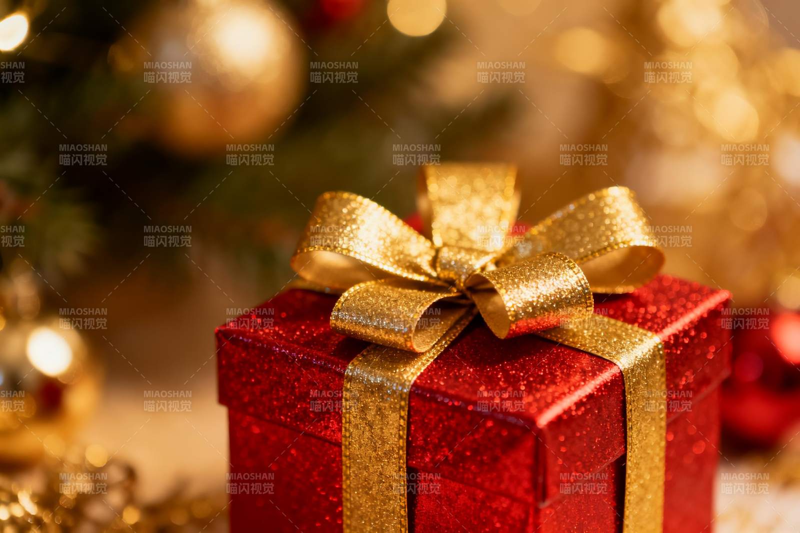 红色礼盒金色蝴蝶结圣诞装饰图片