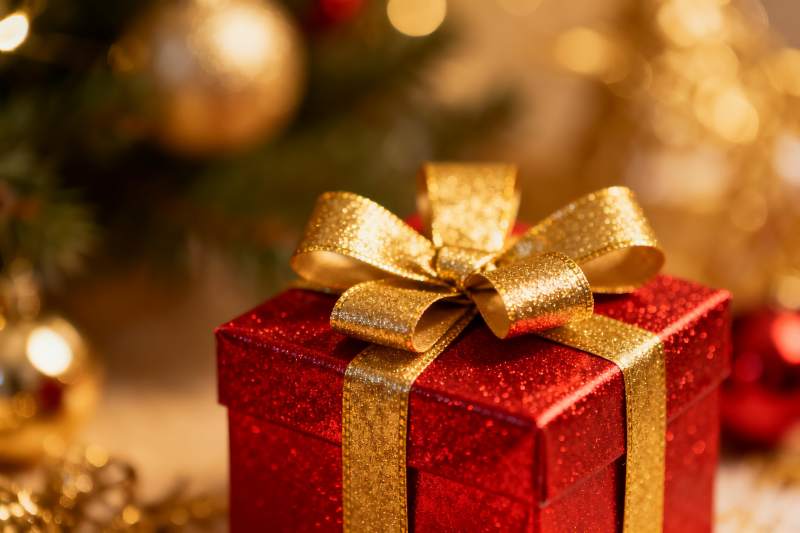 红色礼盒金色蝴蝶结圣诞装饰图片