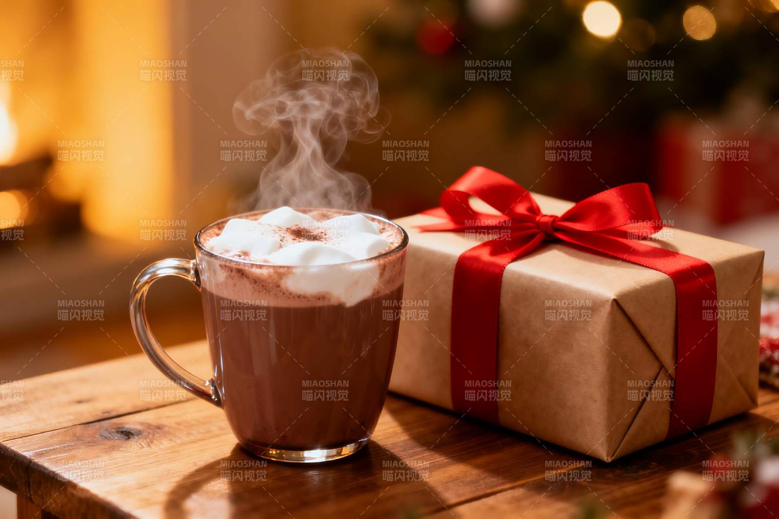 热巧克力与圣诞礼物相伴图片