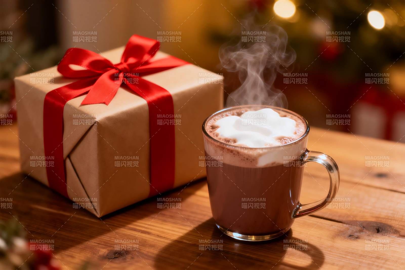 热饮与礼物盒温馨场景图片