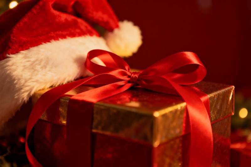 圣诞礼盒与红帽温馨特写图片
