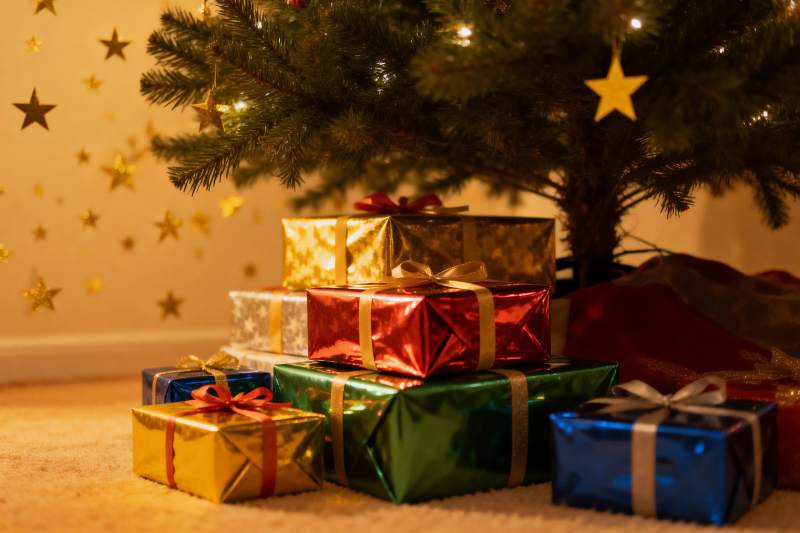 圣诞树下多彩礼物盒图片