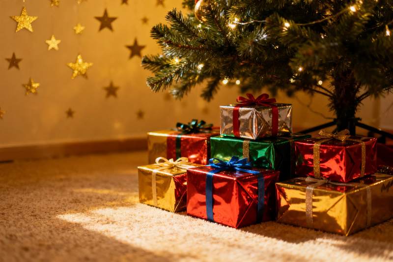 圣诞树下多彩礼物盒图片