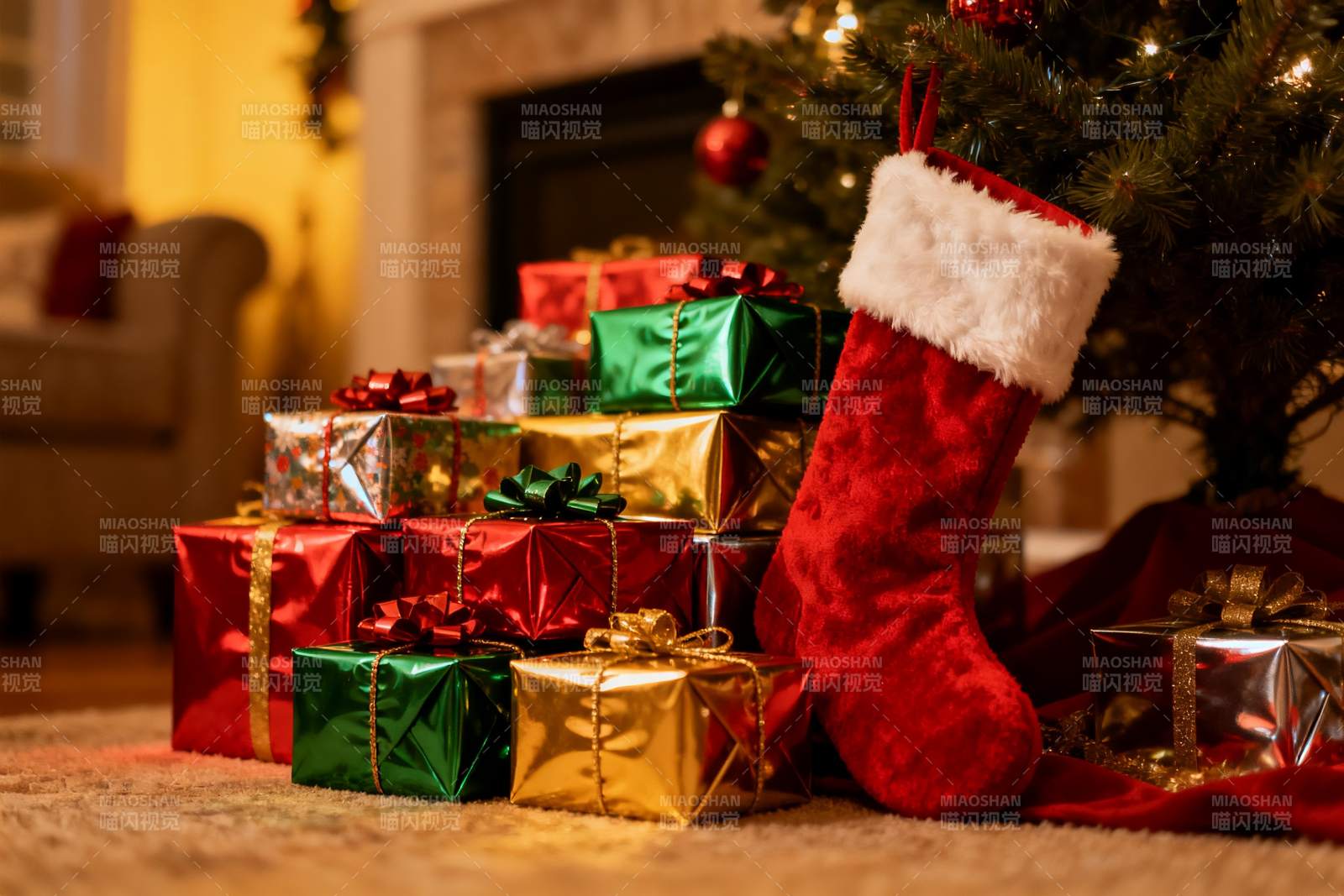 圣诞树下礼物袜子温馨场景图片