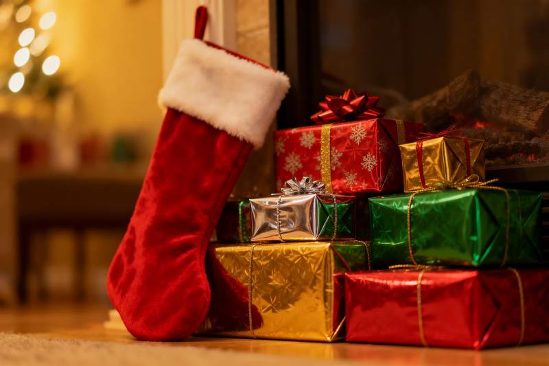 圣诞袜与彩包装饰礼物图片