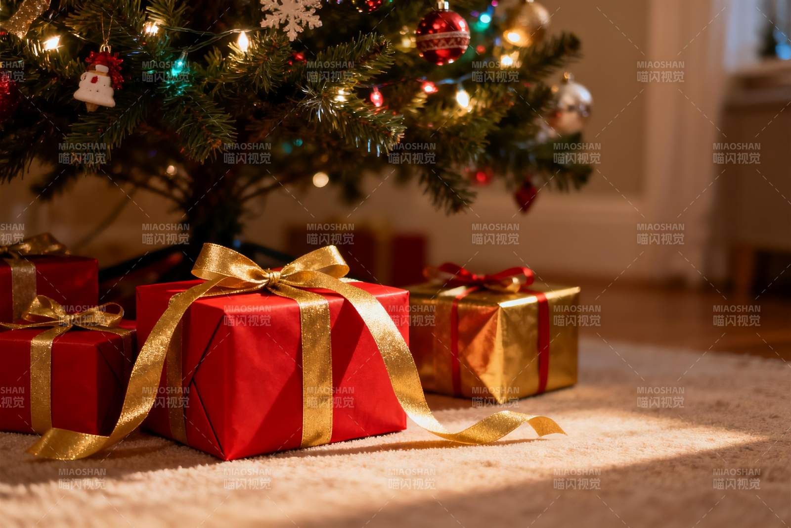 圣诞树下礼物盒温馨场景图片