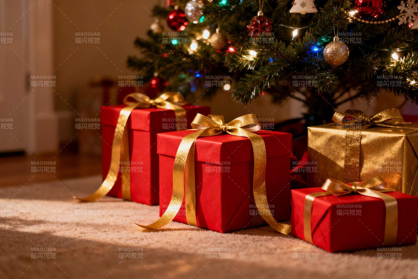 圣诞树下红色礼盒图片