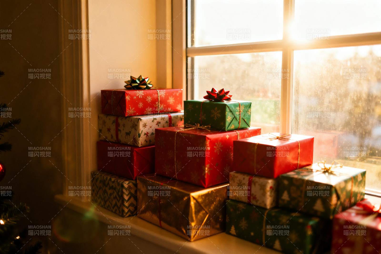 窗台礼物盒堆叠温暖阳光图片