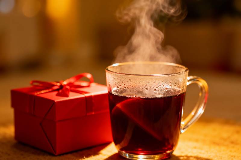 热饮与红色礼盒温馨静物图片