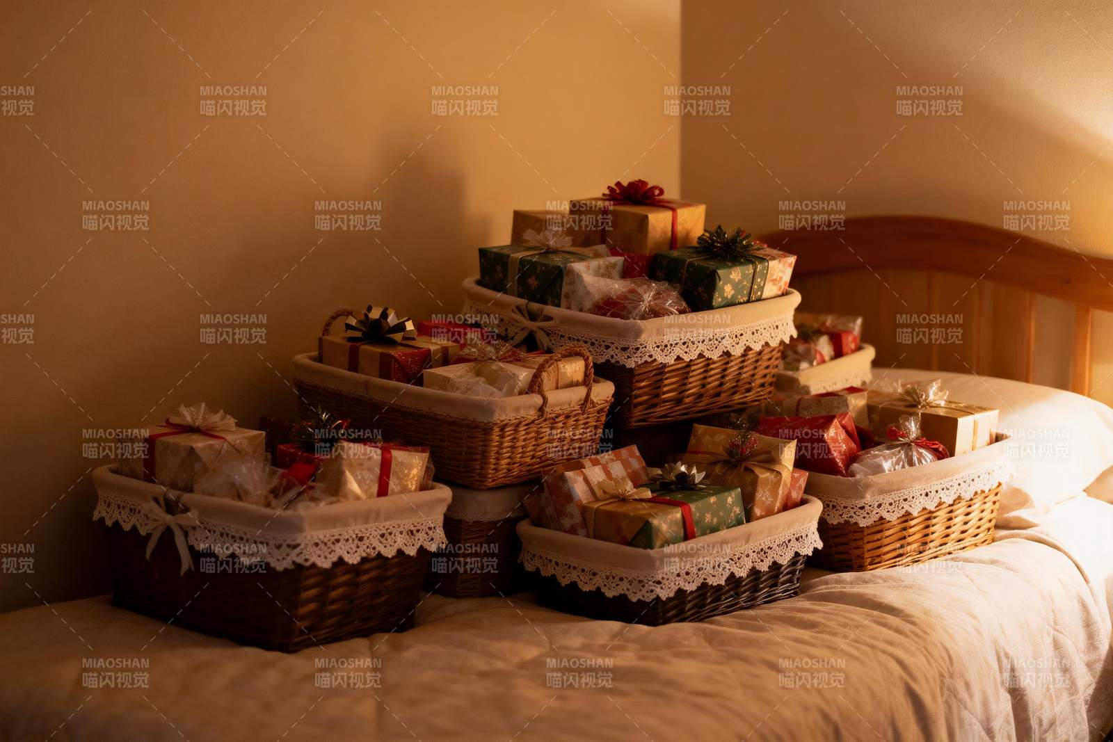 床上篮筐堆满节日礼物图片