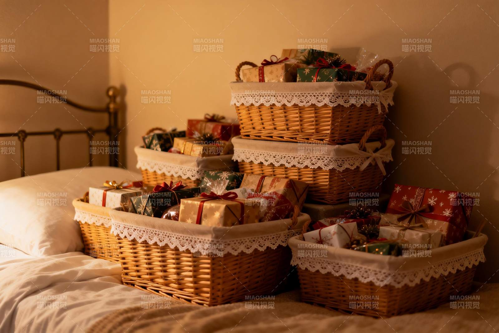 温暖灯光下床边的礼物篮图片
