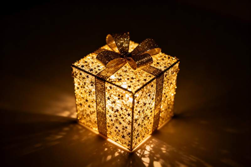 金色礼盒灯光璀璨图片