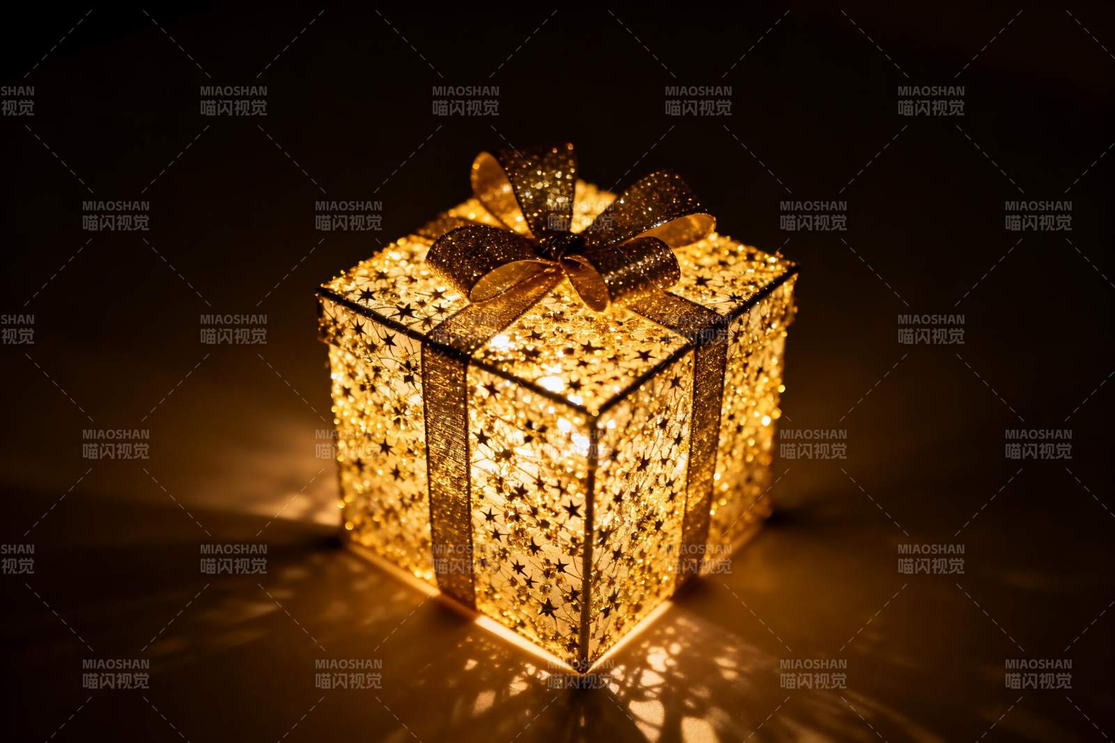 金色礼盒灯光璀璨图片