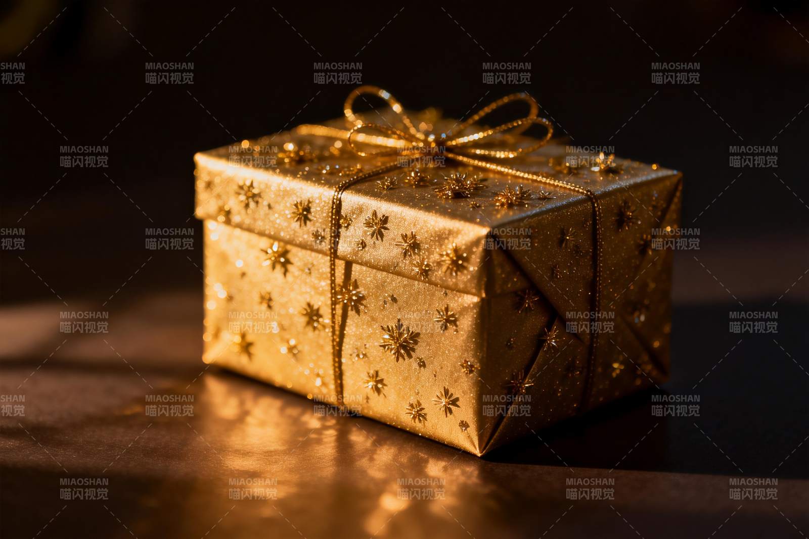 金色礼盒星光点缀精美包装图片