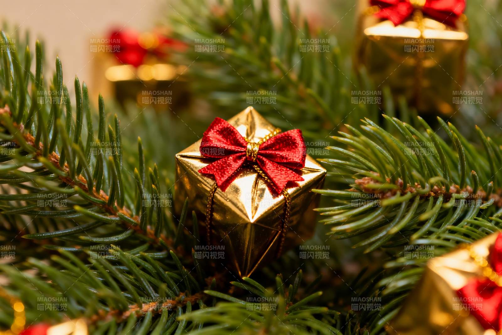 圣诞树上的金色礼物盒图片