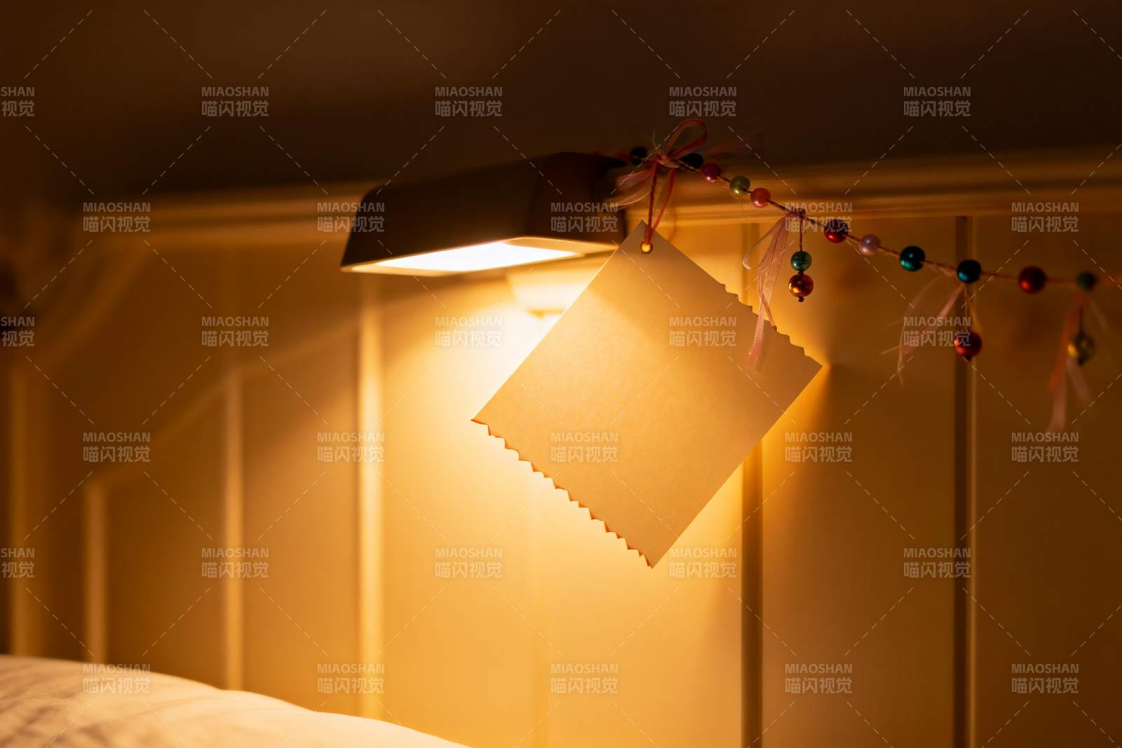 暖光灯下悬挂的纸条与装饰图片