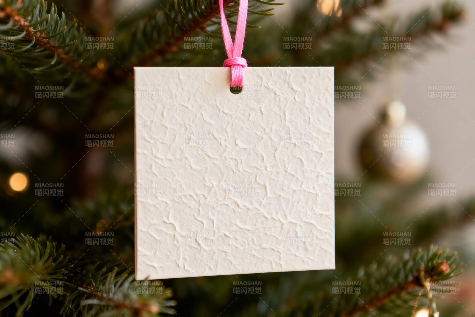 圣诞树上的空白装饰卡片图片