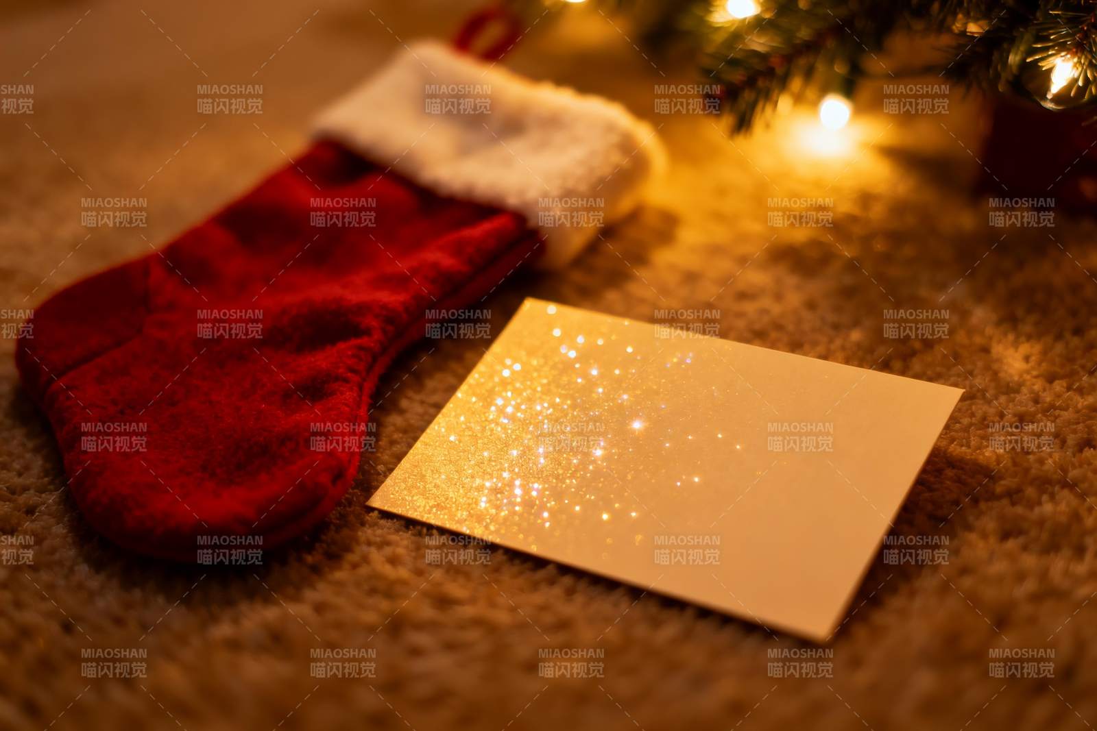 圣诞袜与闪亮卡片温馨场景图片