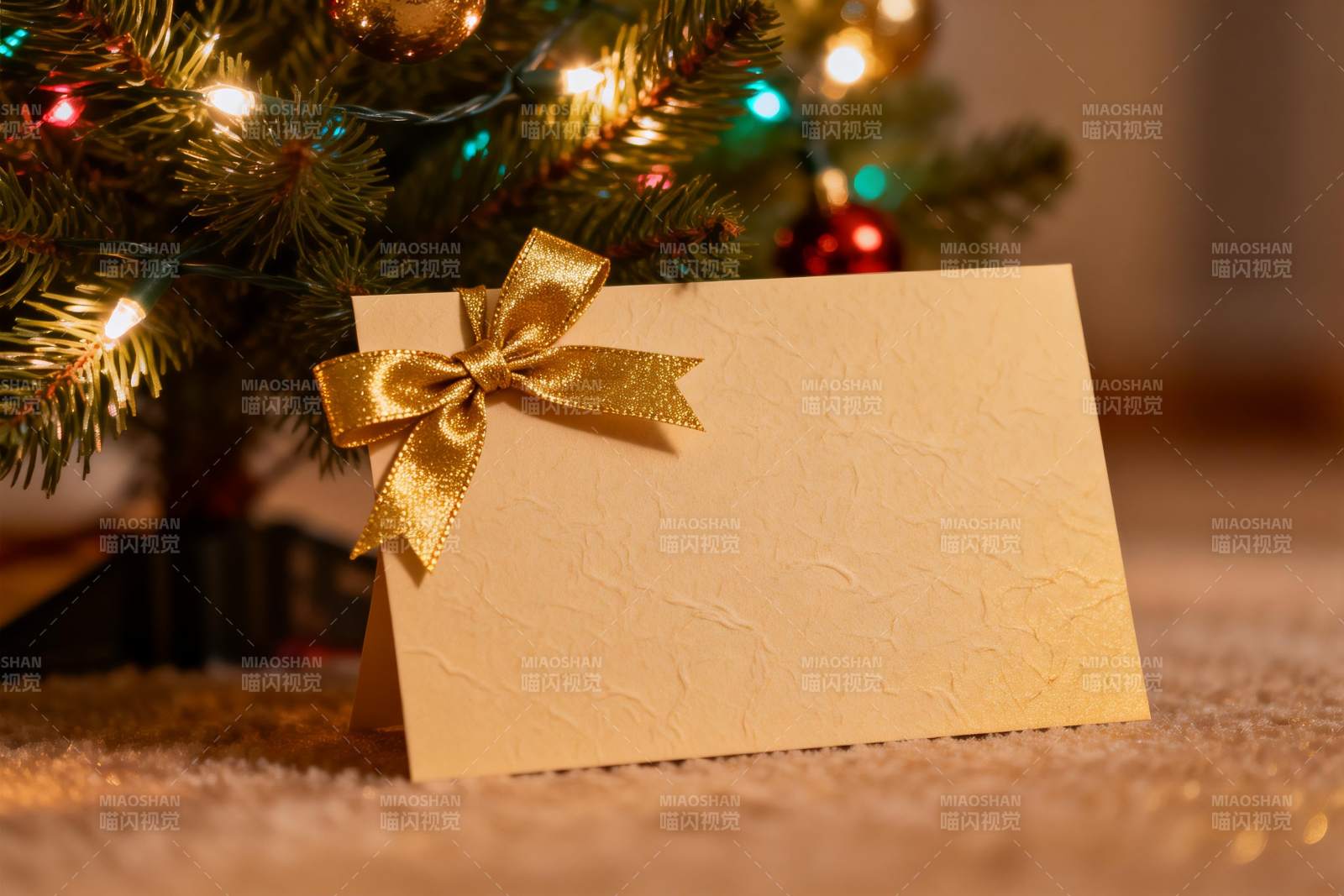 圣诞树前的金色贺卡图片