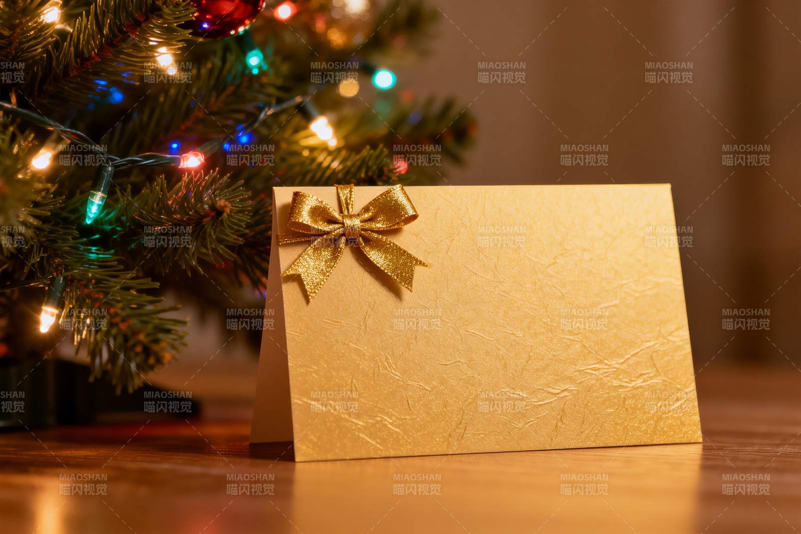 圣诞树旁的金色贺卡图片