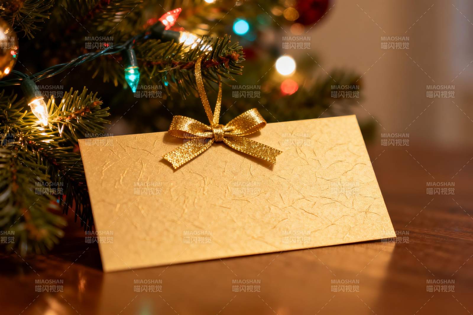 圣诞树旁的金色贺卡图片
