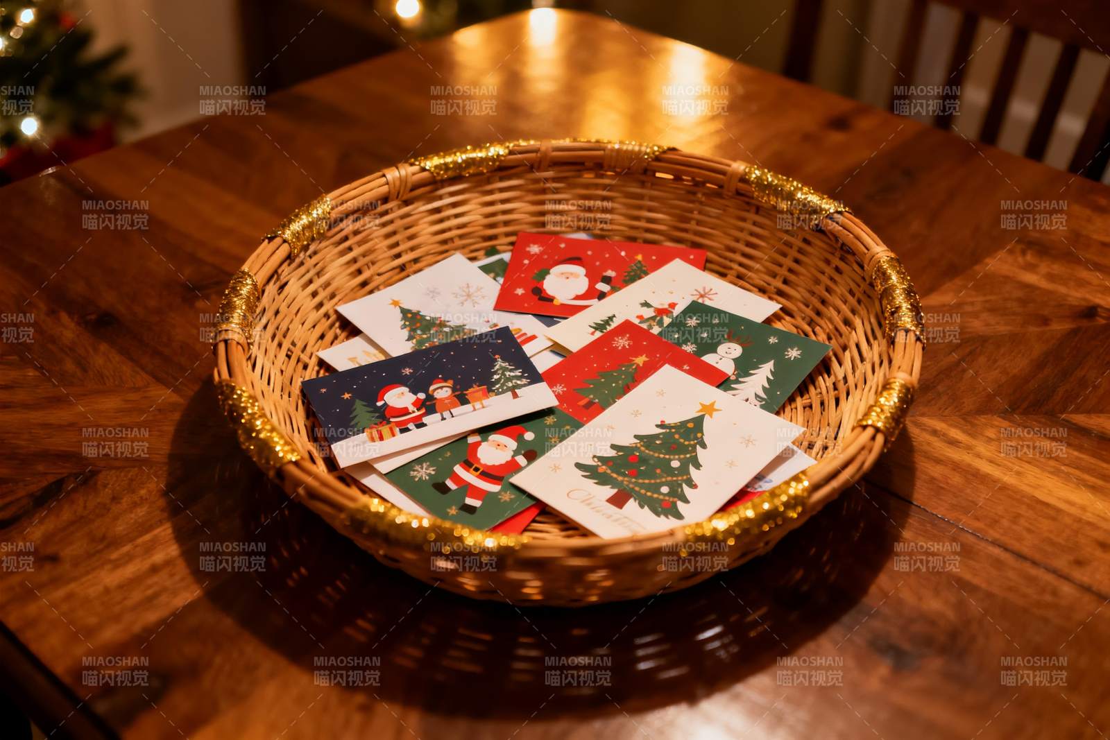 圣诞卡片篮摆放在木质桌上图片