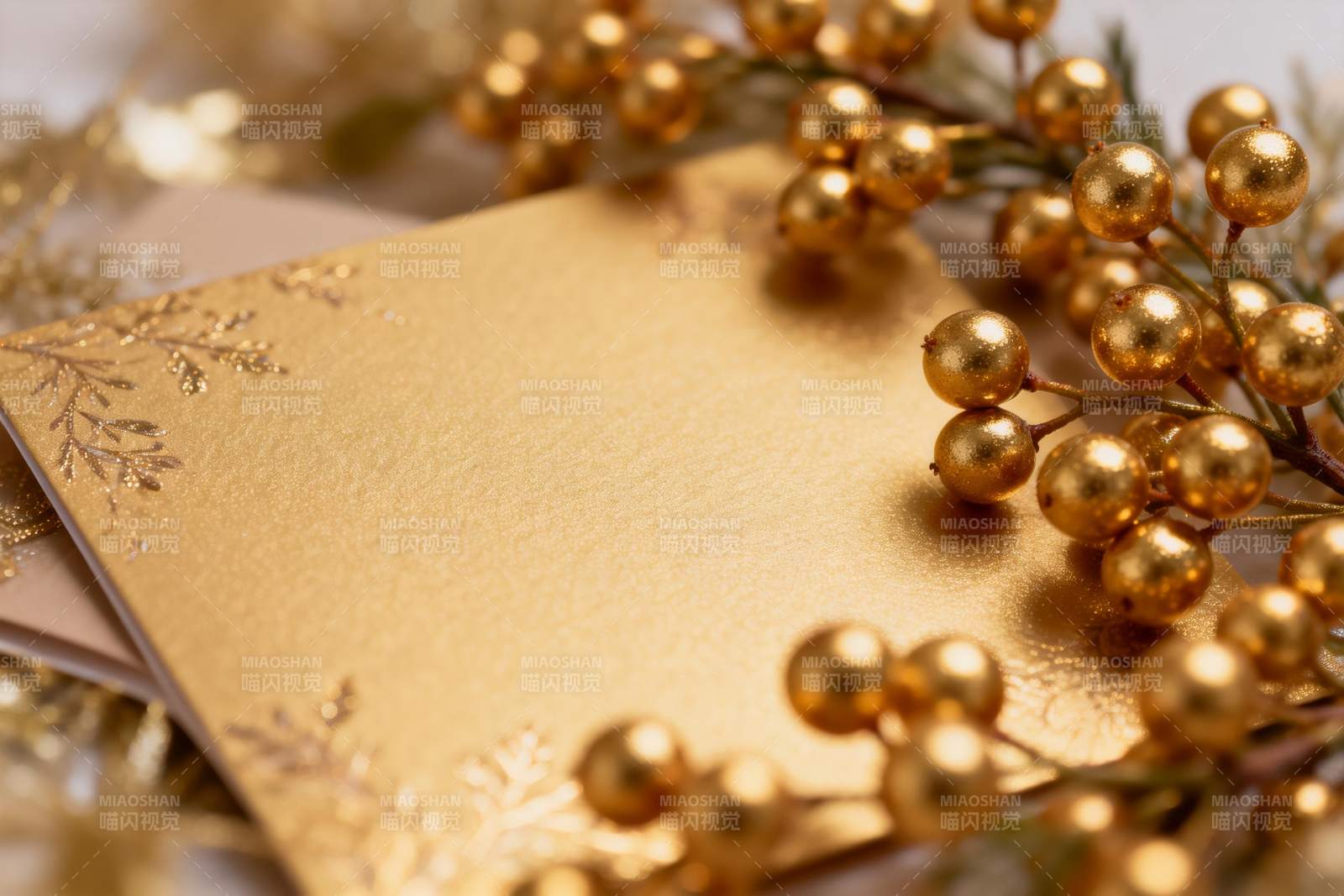 金色贺卡与装饰果实图片