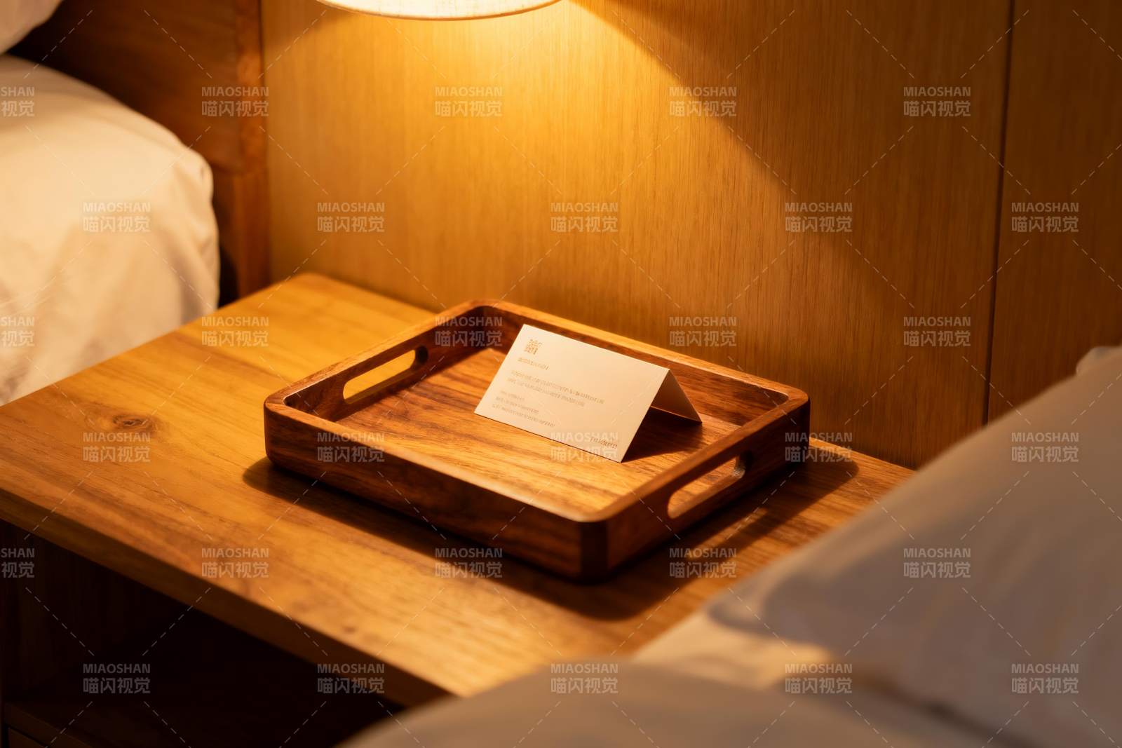 木质托盘放置于床头柜图片