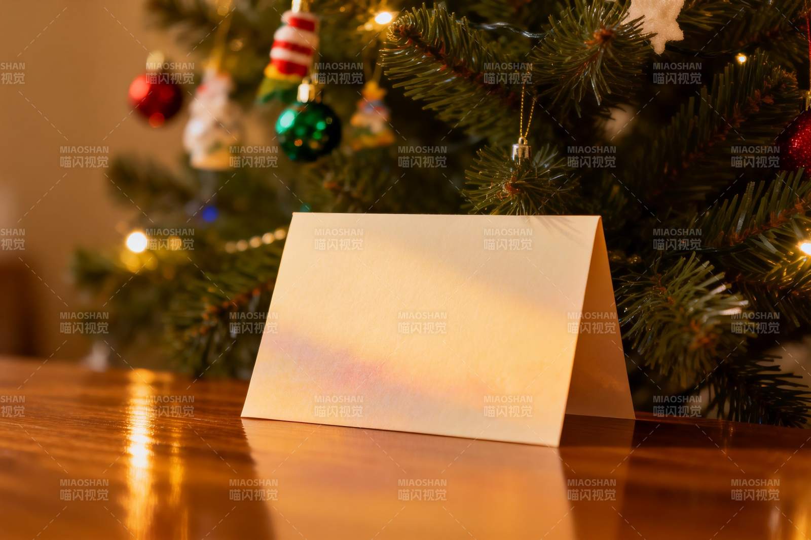 圣诞树前的空白贺卡图片