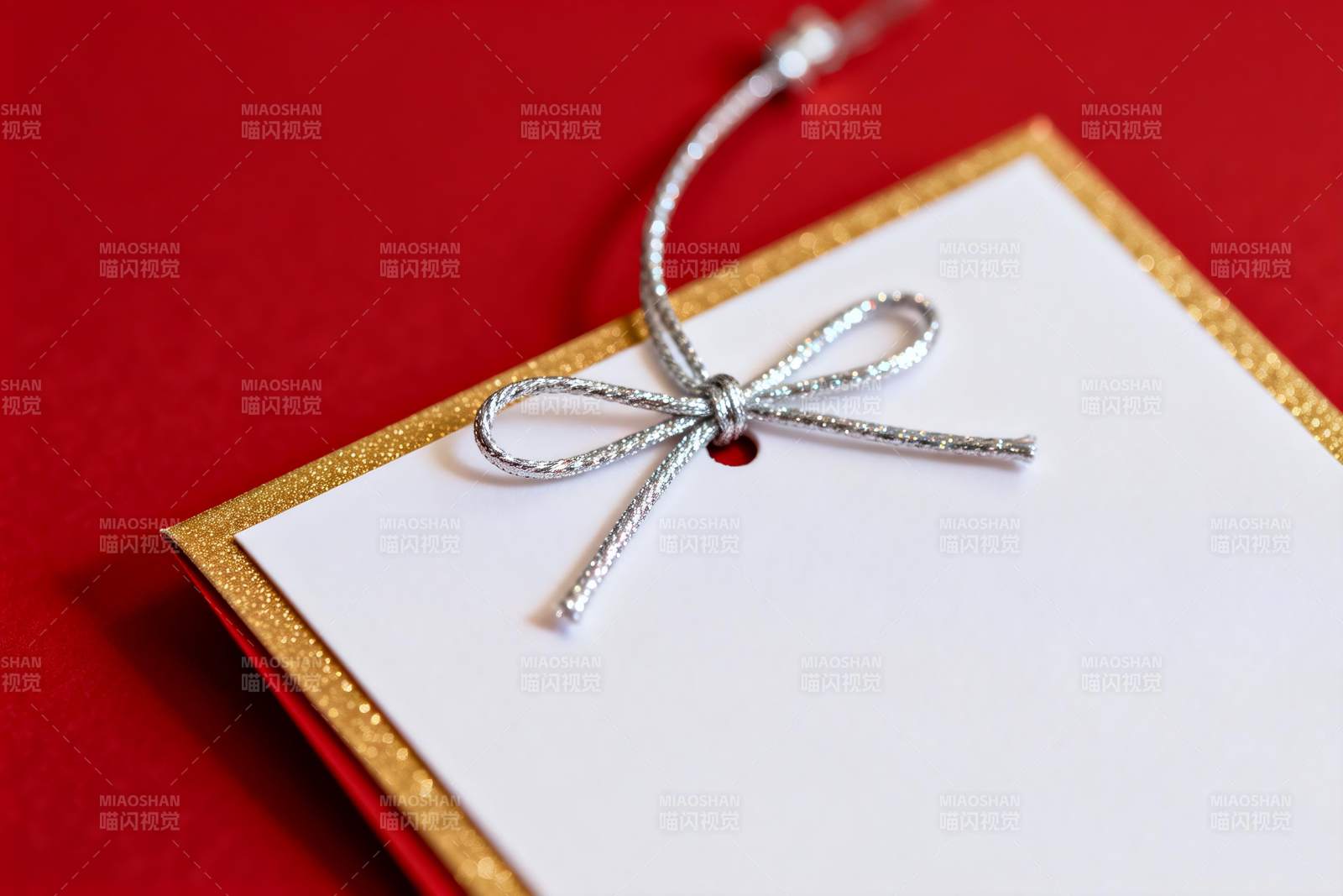 红色背景上的金色边框卡片图片