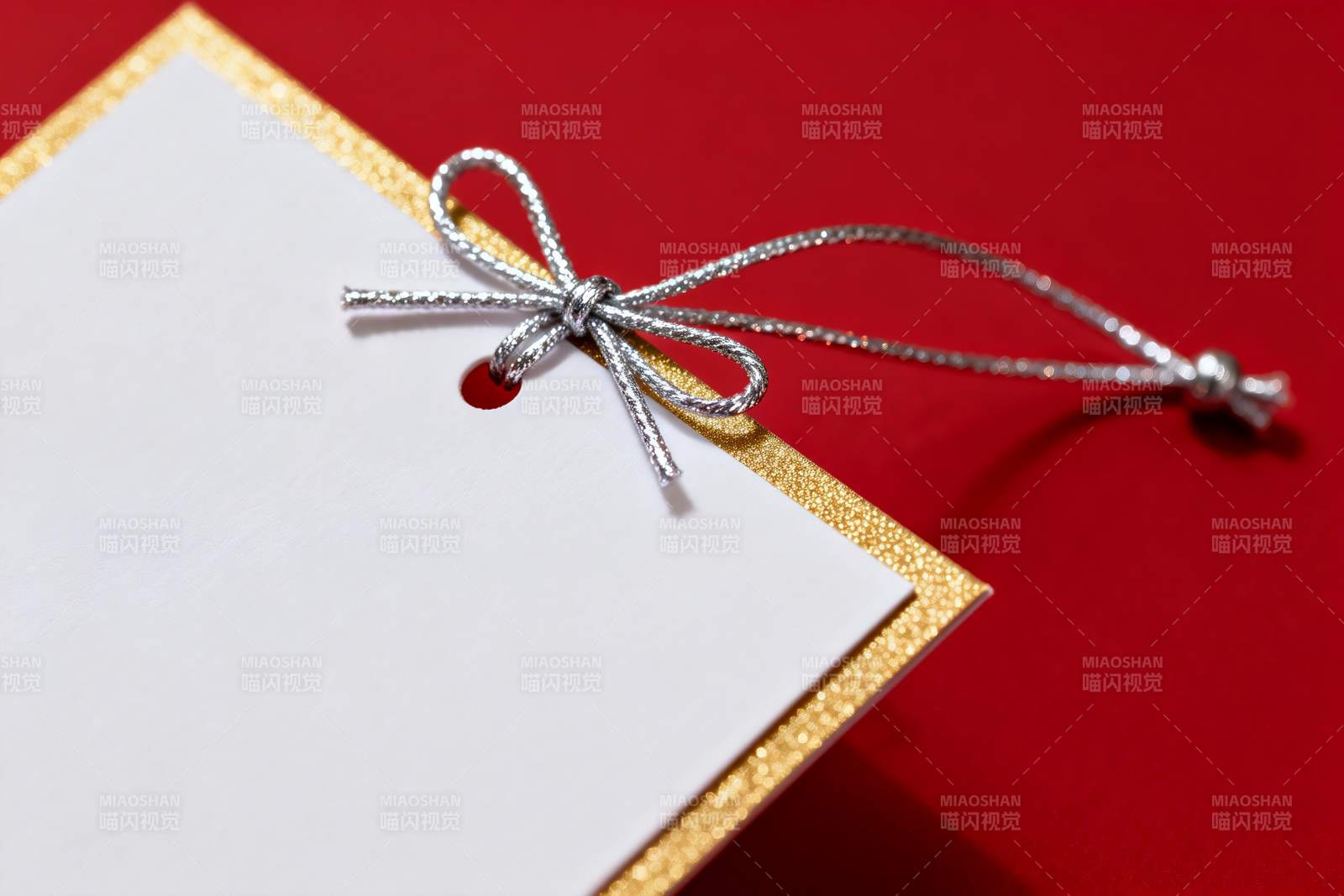 红色背景上的金色边框卡片图片