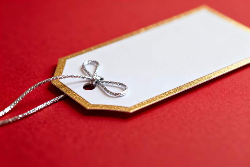 红色背景上的金色边框礼品标签图片