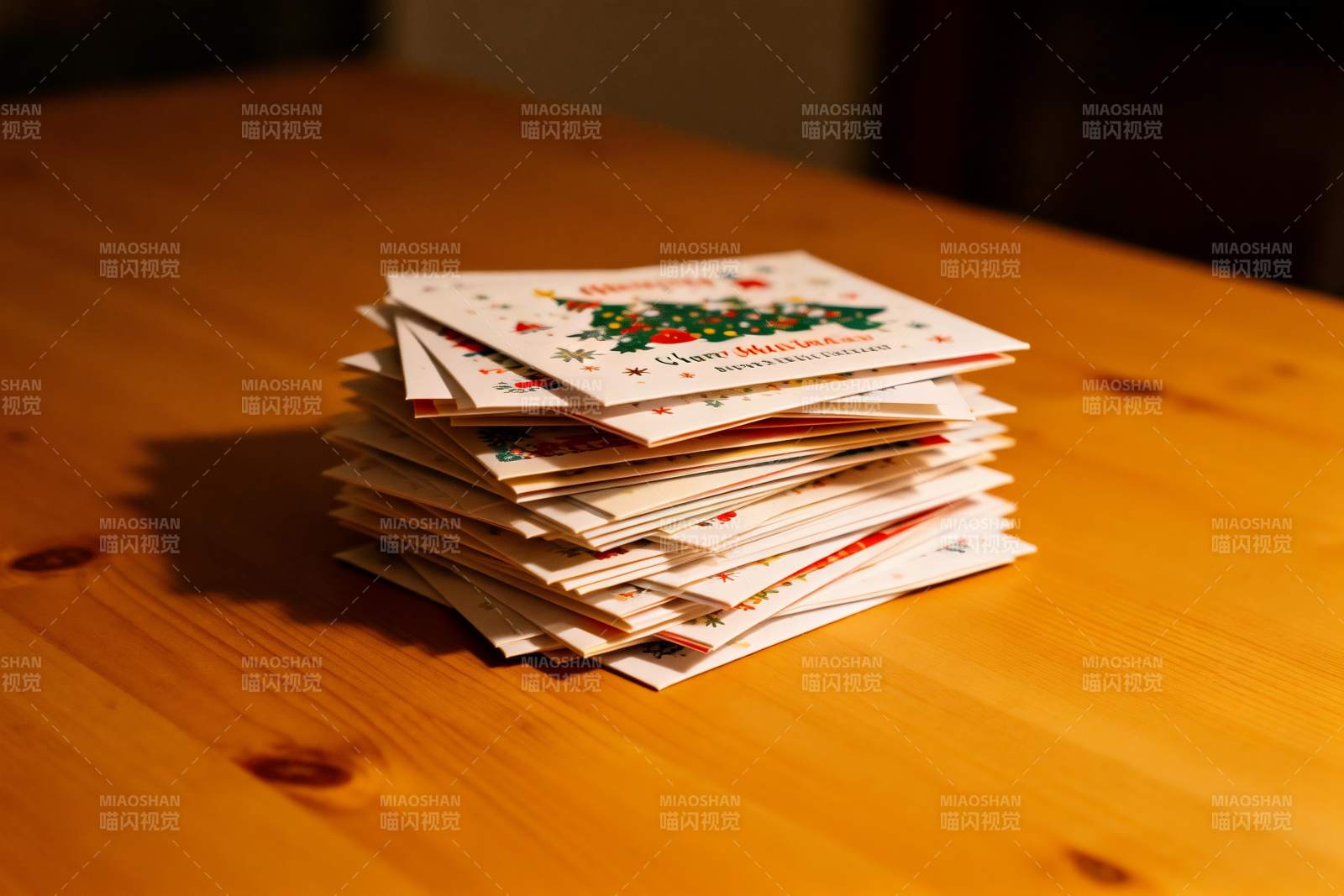 圣诞贺卡堆叠木质桌面图片