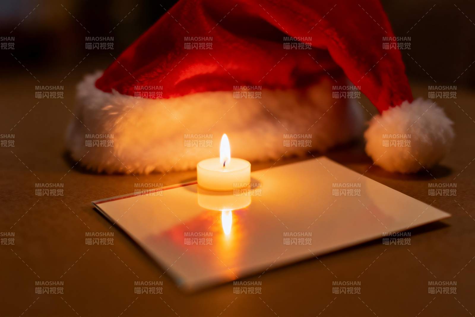 圣诞帽蜡烛卡片温馨静物图片