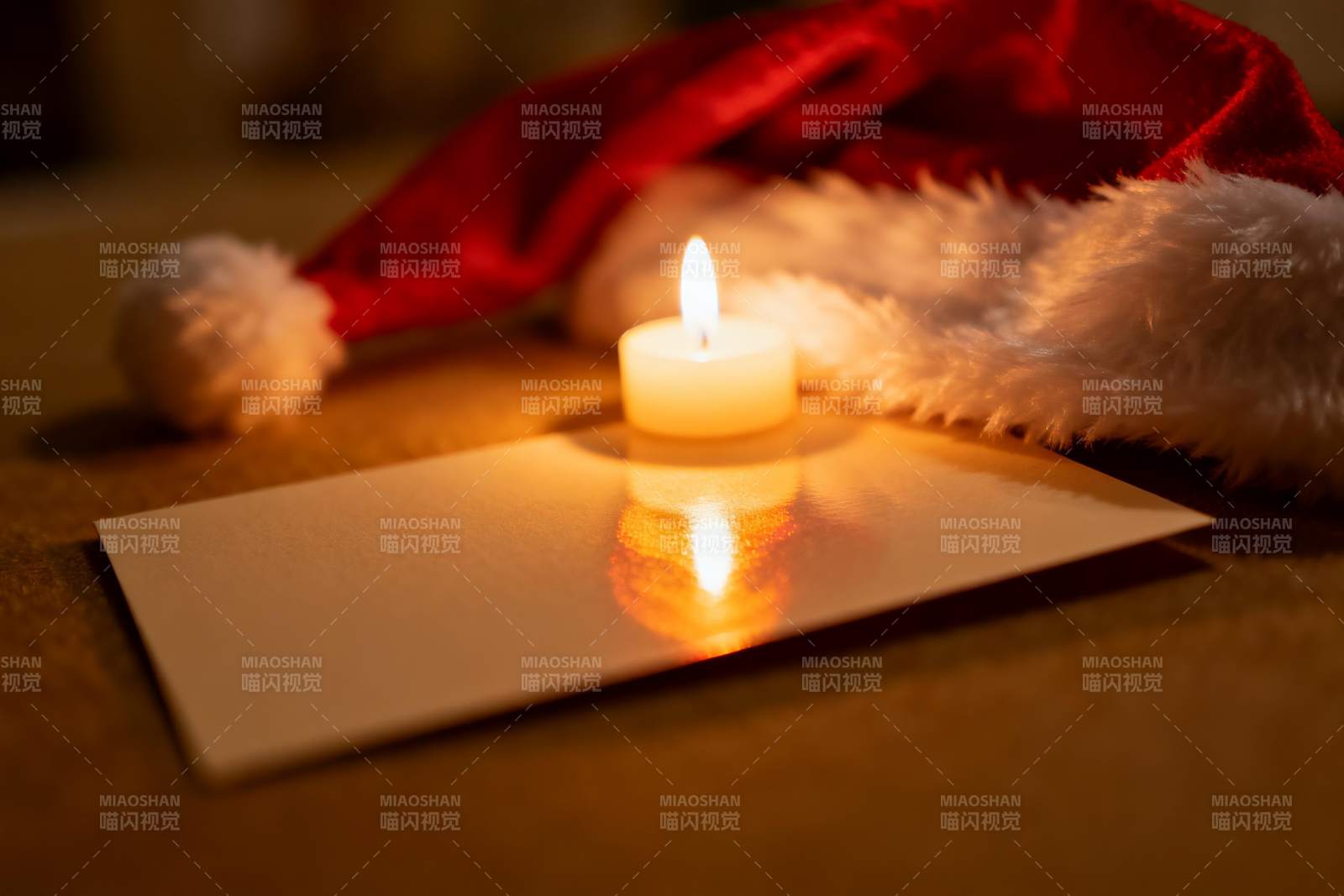 圣诞帽蜡烛卡片温馨静物图片