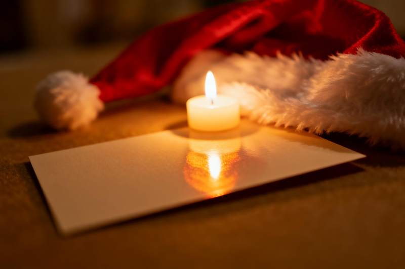 圣诞帽蜡烛卡片温馨静物图片